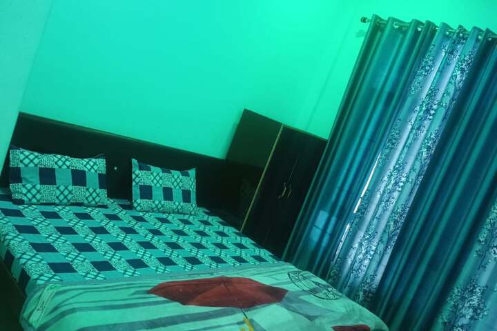 Room 7 of 12