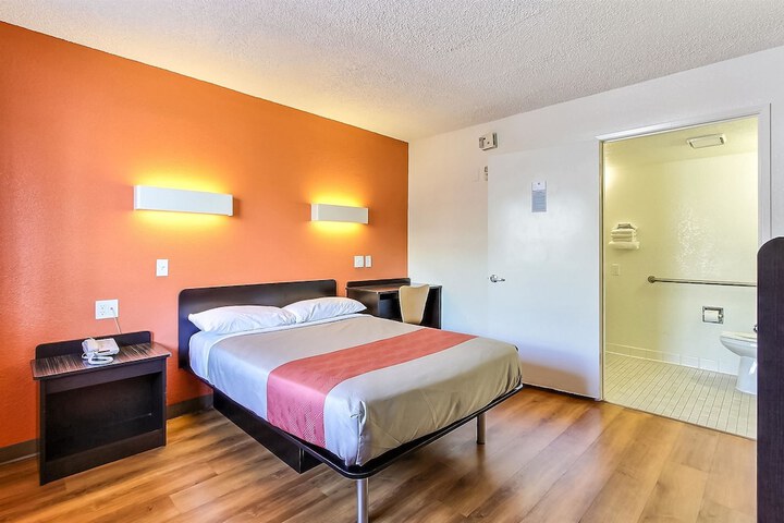 1 Queen Bed Micfridge (1 of 8)