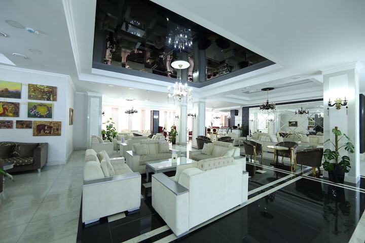 Lounge 110 of 116