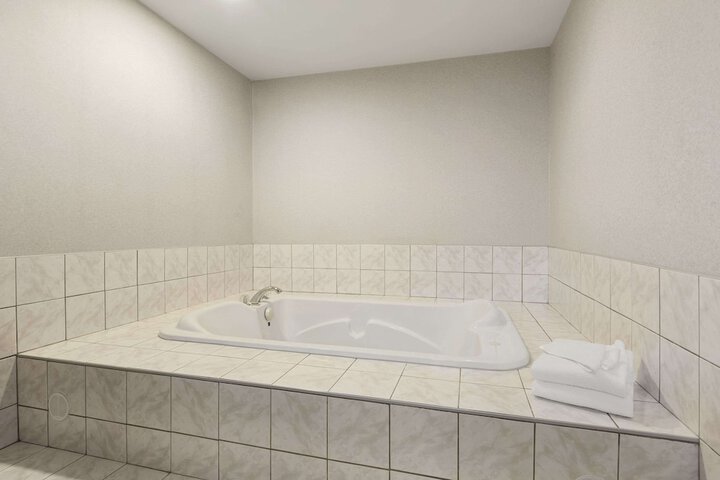 1 King Bed Jetted Tub Large (9 of 9)