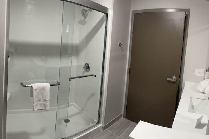1 King Bed (3 of 14)