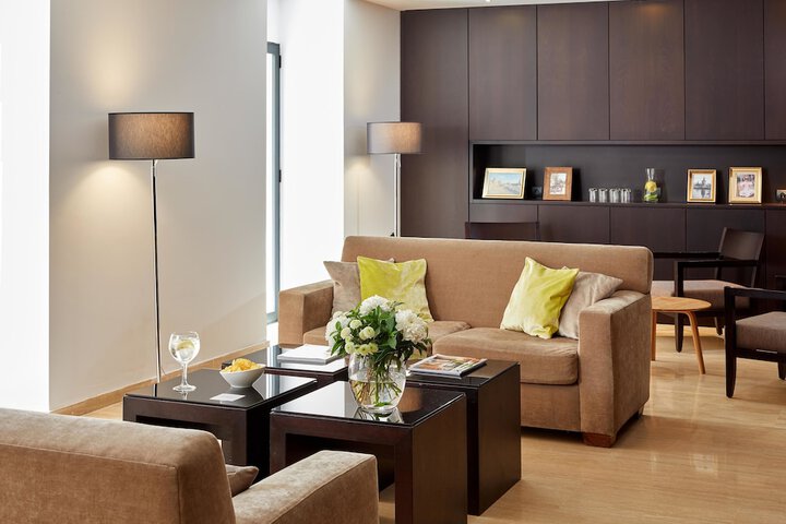 Lounge 52 of 61