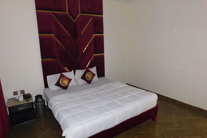 Room 4 of 9