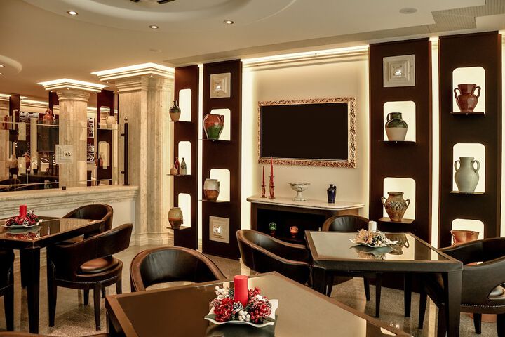 Lounge 68 of 73