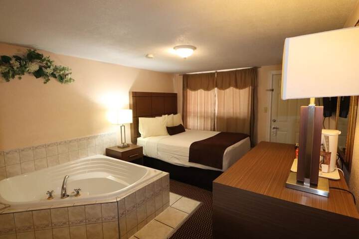 1 Queen Bed Hot Tub (2 of 7)
