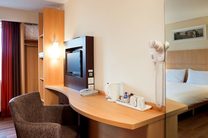 Room 6 of 55