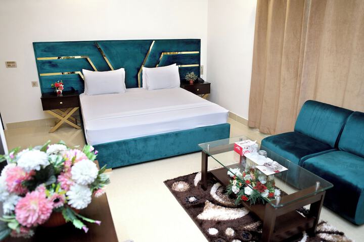 Room 8 of 12