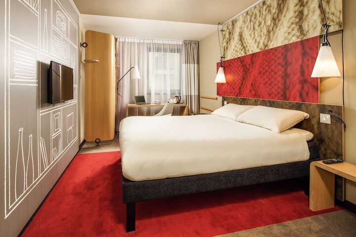 Room 10 of 76