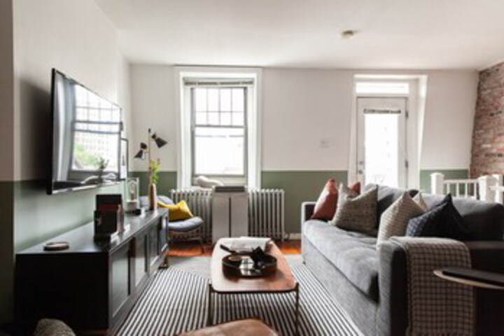 Domio Rittenhouse Square Charming 3BR Duplex Deck VR in Philadelphia, PA