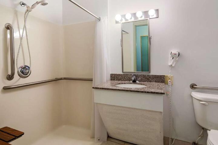 2 Queen Beds Refrigerator High Speed Internet Accessible Coffee Maker, Hairdryer Iron and Ironing Board Full Breakfast (2 of 12)