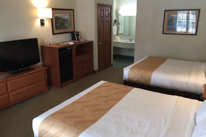2 Queen Beds (1 of 19)