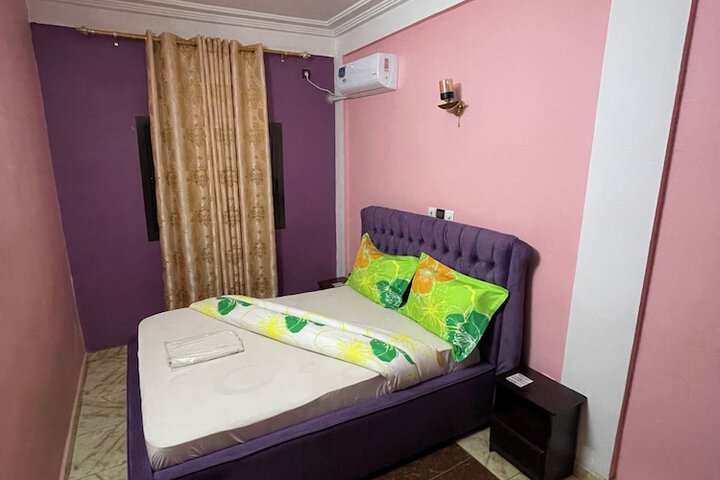 Room 9 of 118