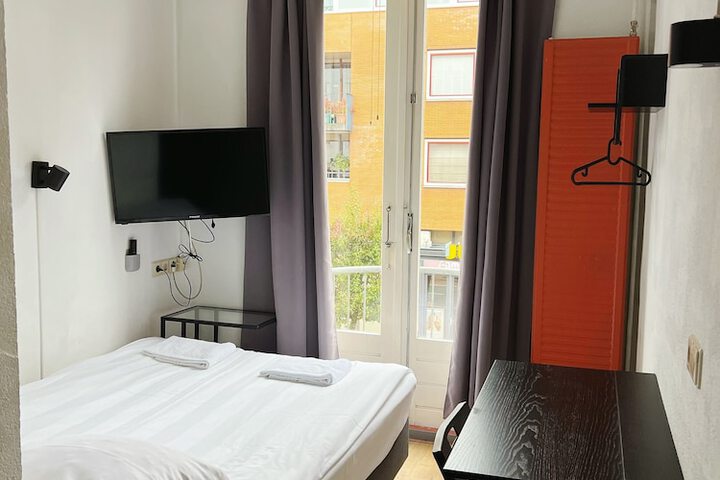 Room 4 of 32