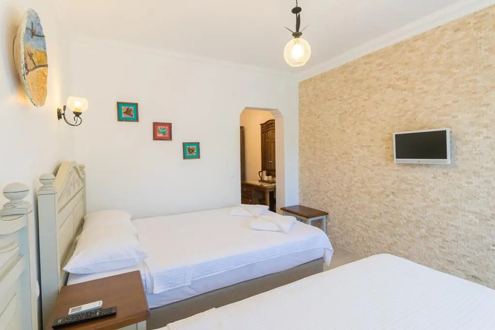 Room 4 of 12