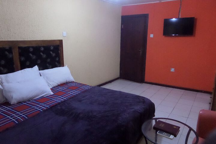 Room 6 of 9