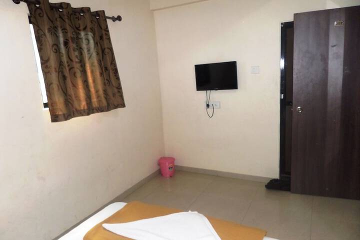 Room 5 of 18