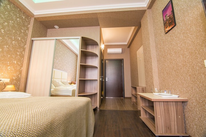 Room 32 of 67