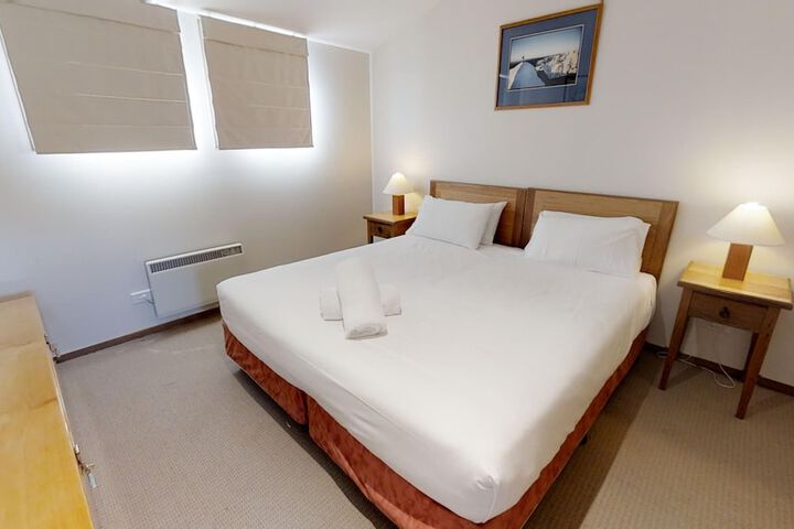 Room 6 of 166