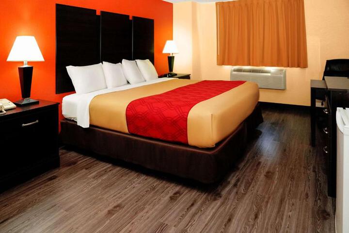 1 King Bed (3 of 7)