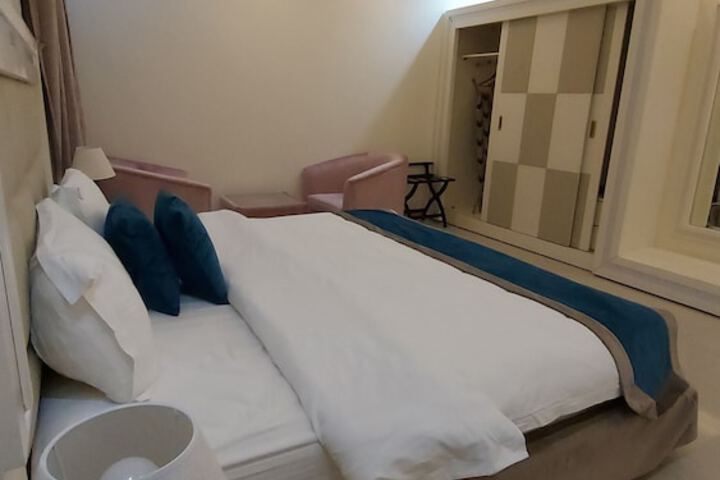 Room 6 of 34