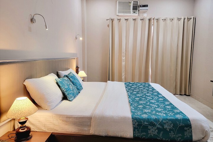 Room 13 of 18