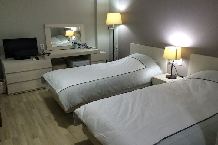 Room 8 of 33