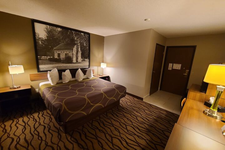 1 King Bed (2 of 7)