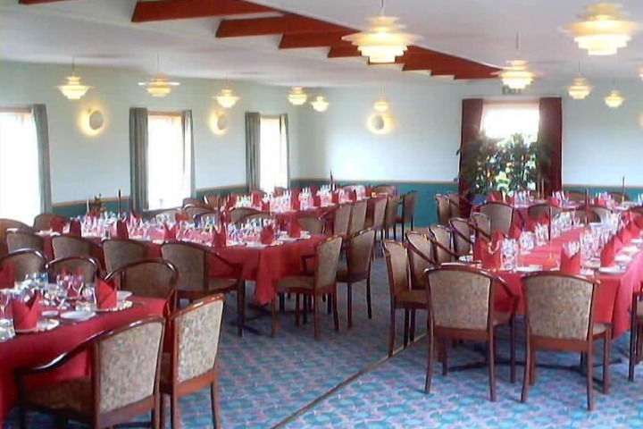 Dining 16 of 46