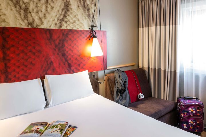Room 28 of 76