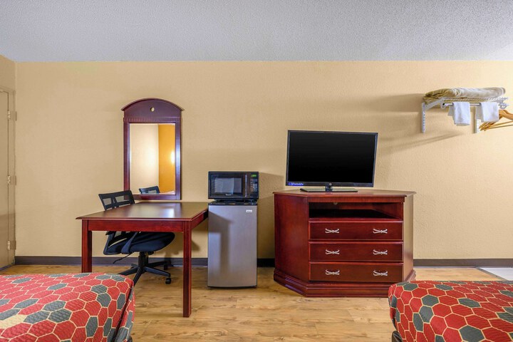 1 Queen Bed (3 of 10)