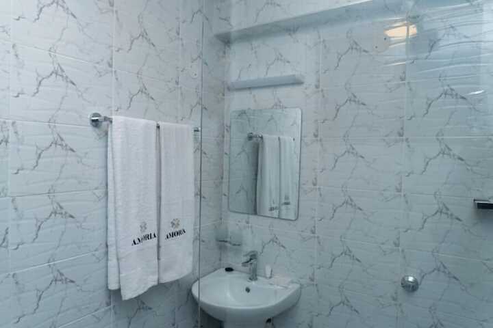 Room 10 of 16