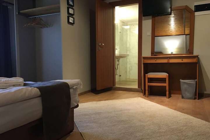 Room 12 of 32