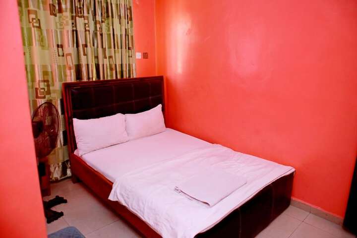 Room 5 of 9