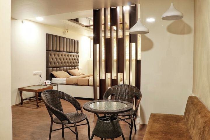 Room 6 of 12
