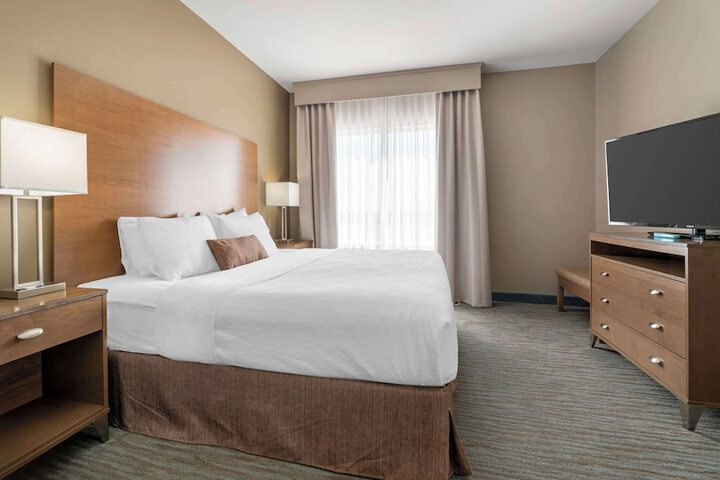 1 King Bed Microwave and Refrigerator WiFi Full Breakfast (7 of 19)