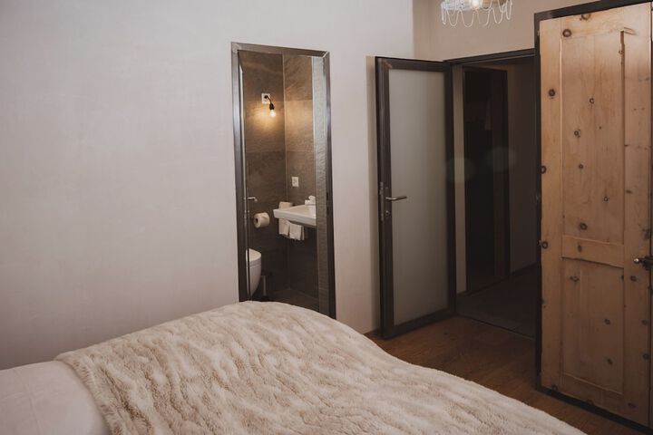 Room 11 of 48