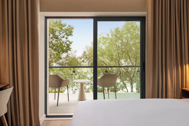 Room 16 of 46