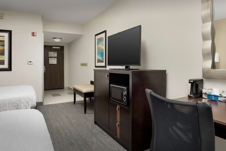 2 Queen Beds (7 of 15)