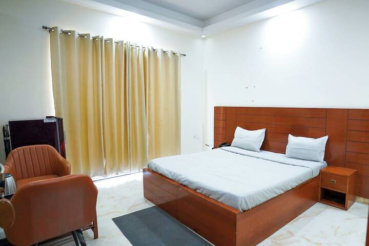 Room 26 of 77
