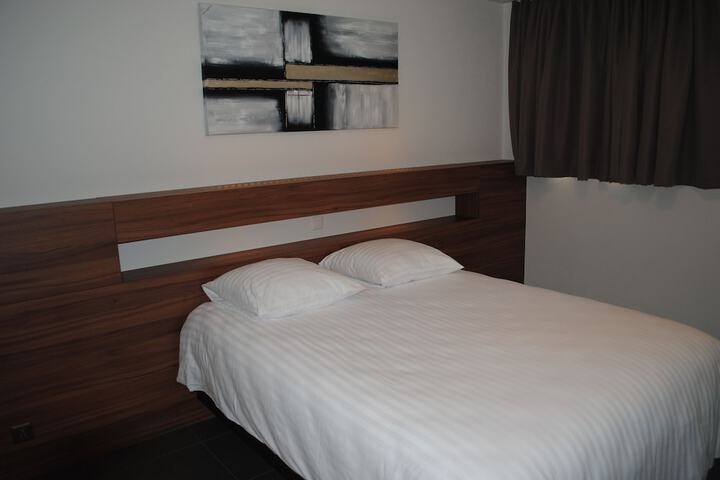 Room 2 of 77
