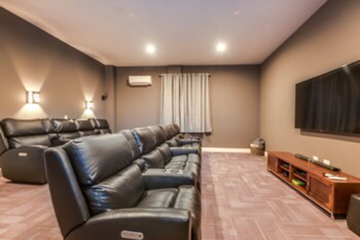 Room 10 of 29