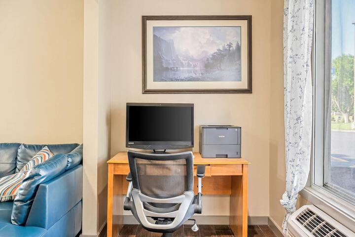 Business Center 41 of 44