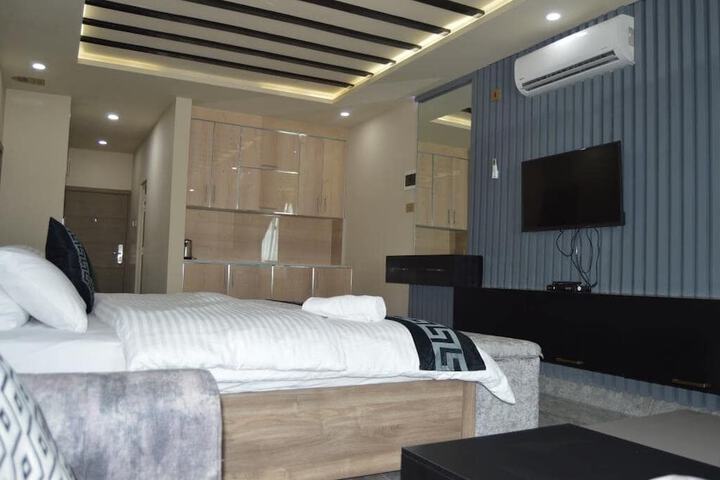 Room 8 of 13