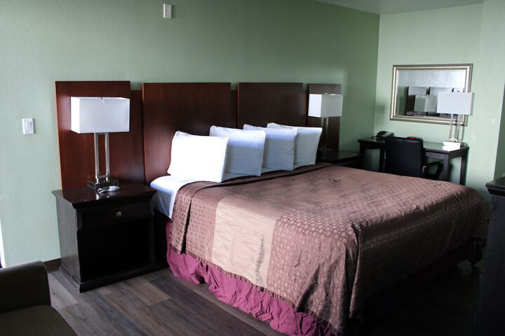 Deluxe King Bed (3 of 10)