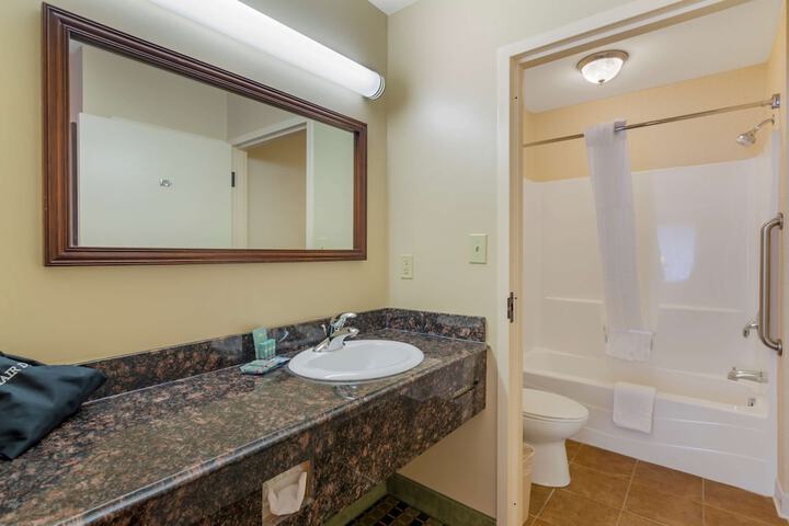 2 Queen Beds High Speed Internet 1st Flr Micro Refridgerator Full Breakfast (11 of 11)