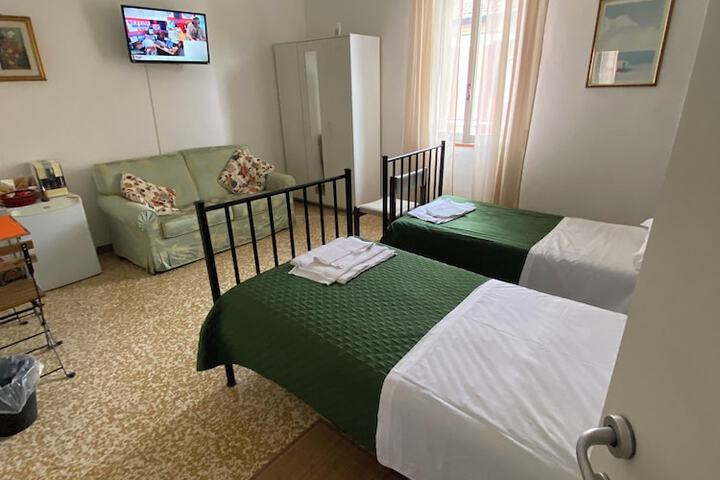 Room 27 of 43