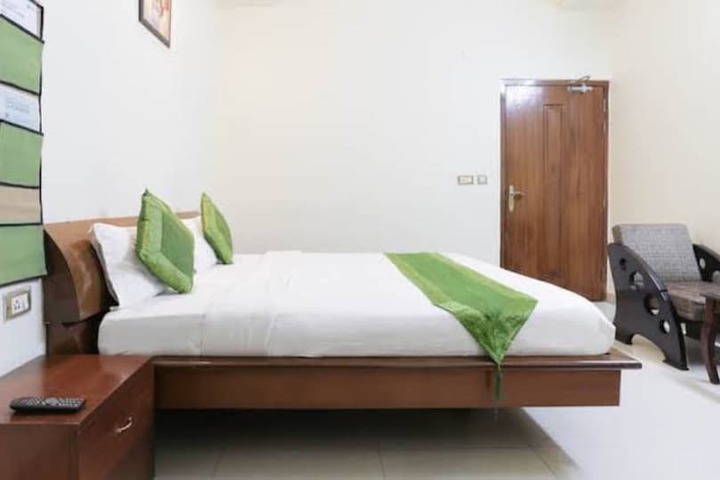 Room 5 of 10