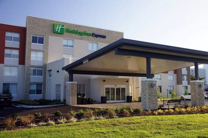 Exterior of Studios and Suites 4 Less