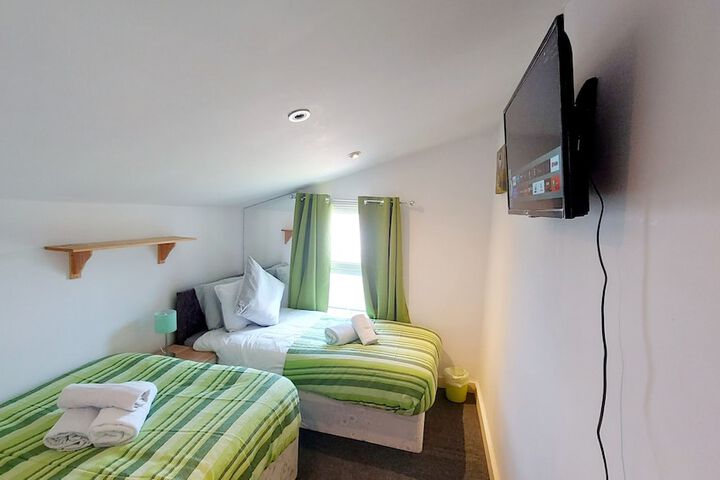 Room 9 of 28