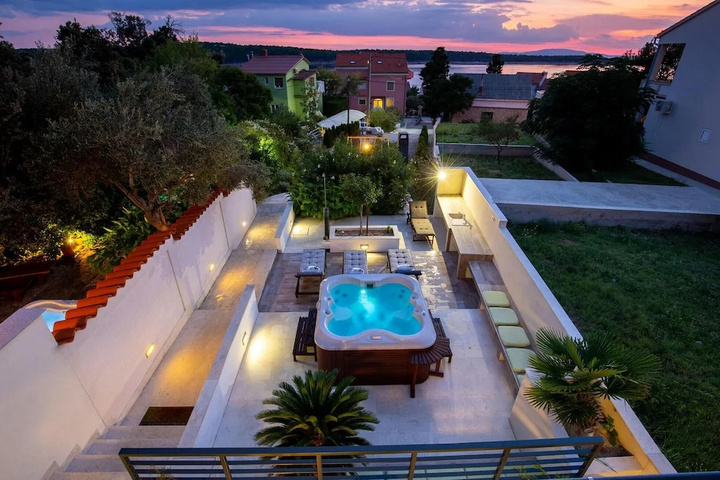 Pool 10 of 22
